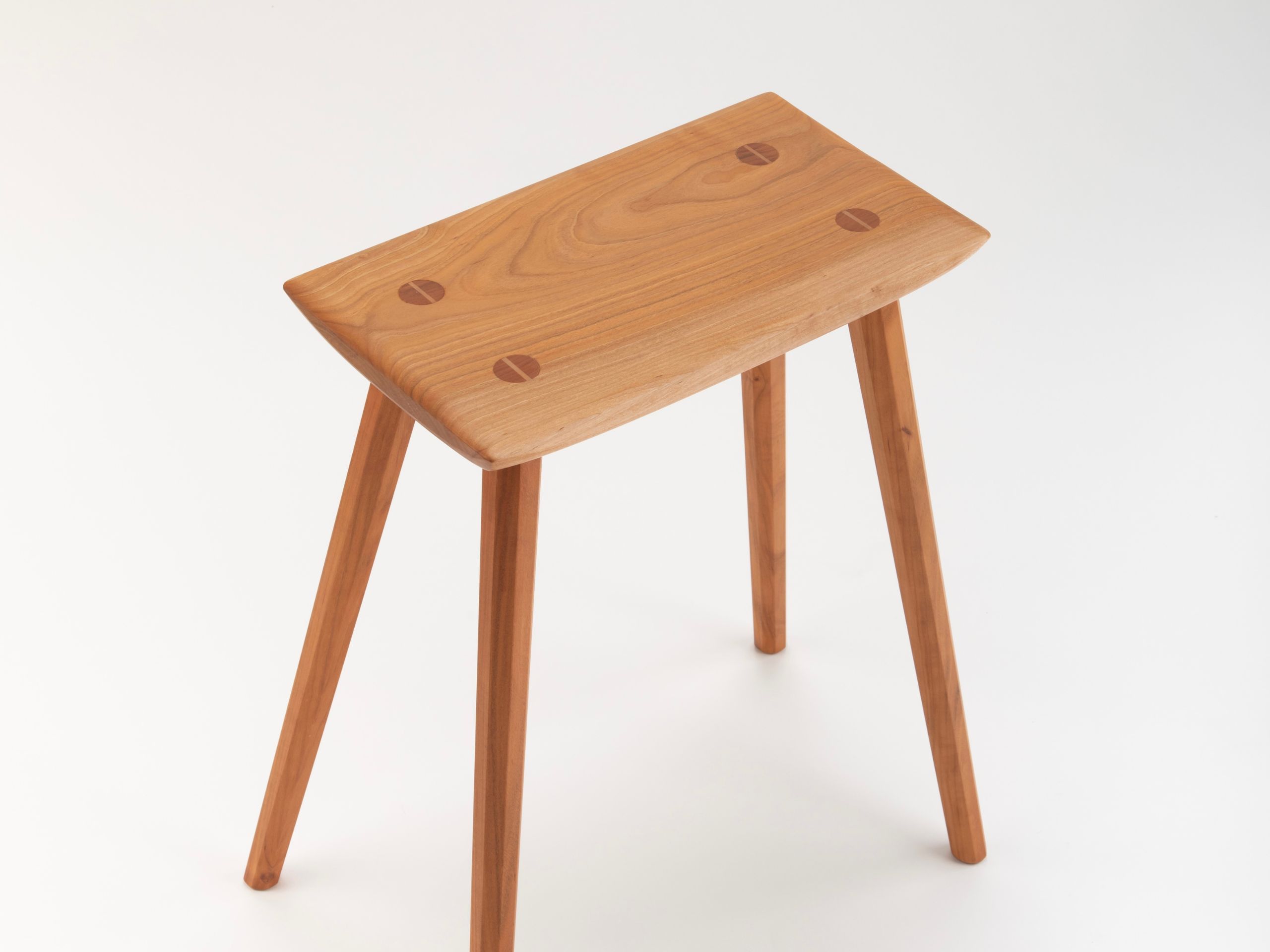 木工と革の作品を並べたメインビジュアル