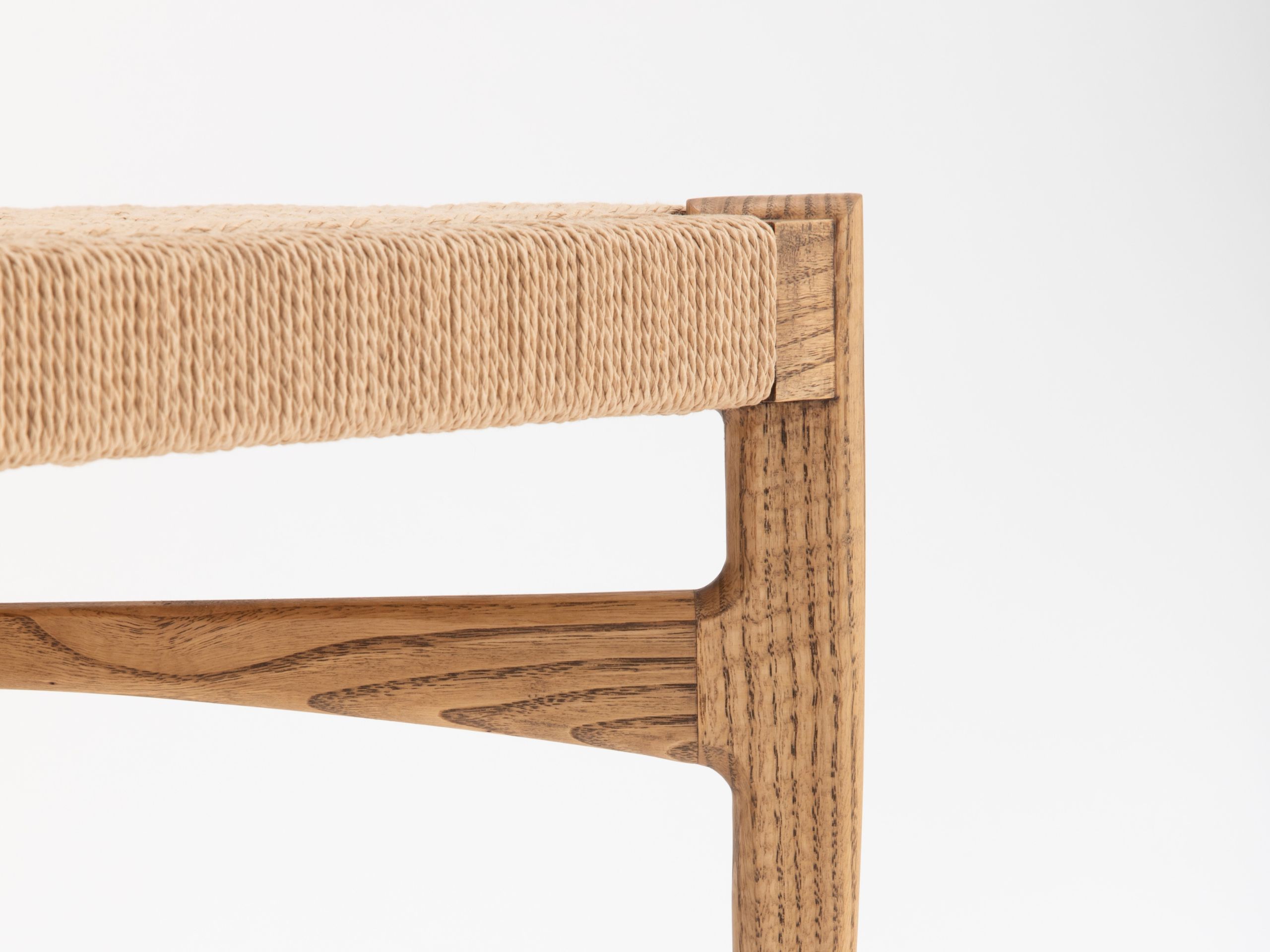 木工と革の作品を並べたメインビジュアル