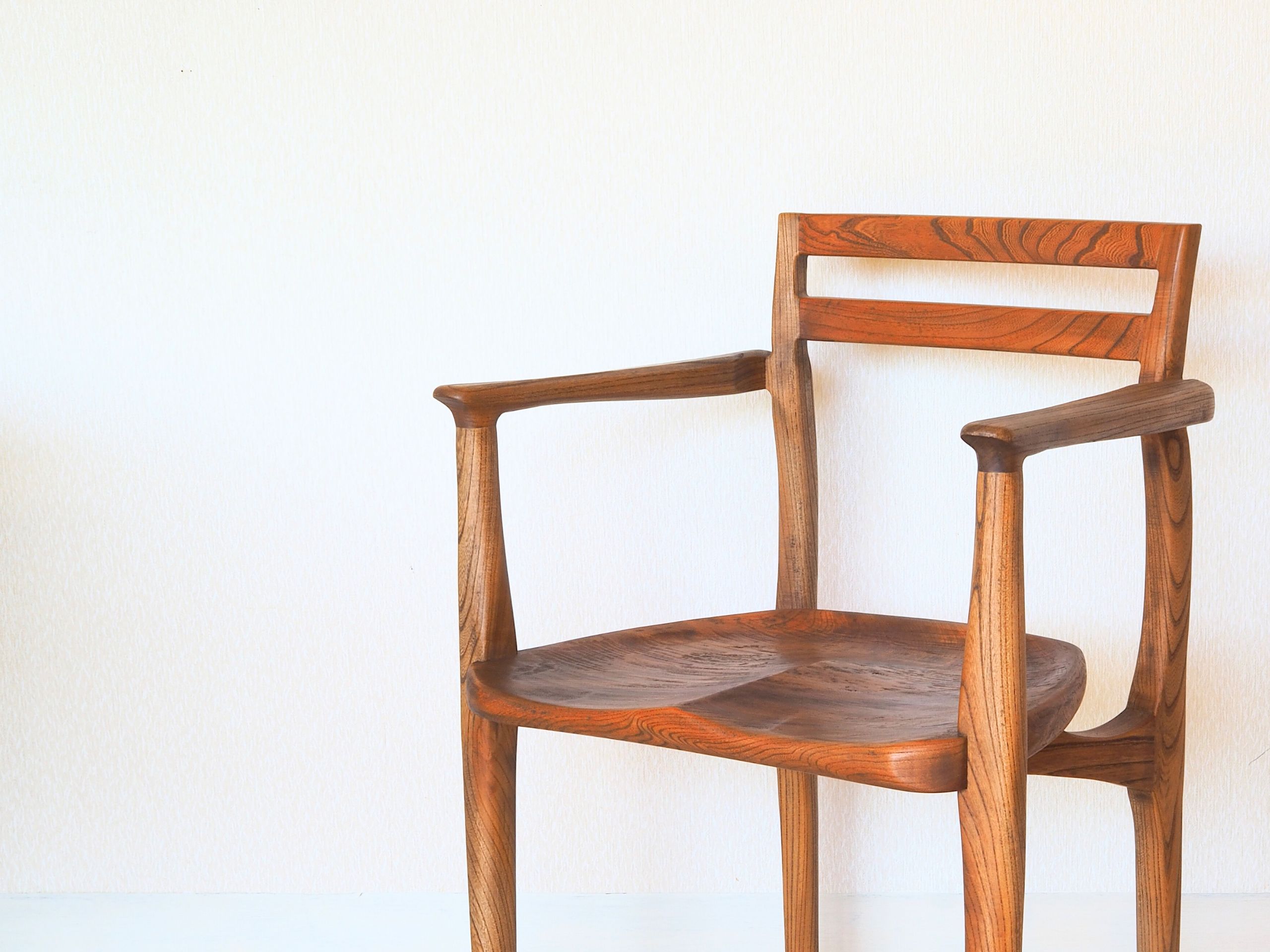 木工と革の作品を並べたメインビジュアル