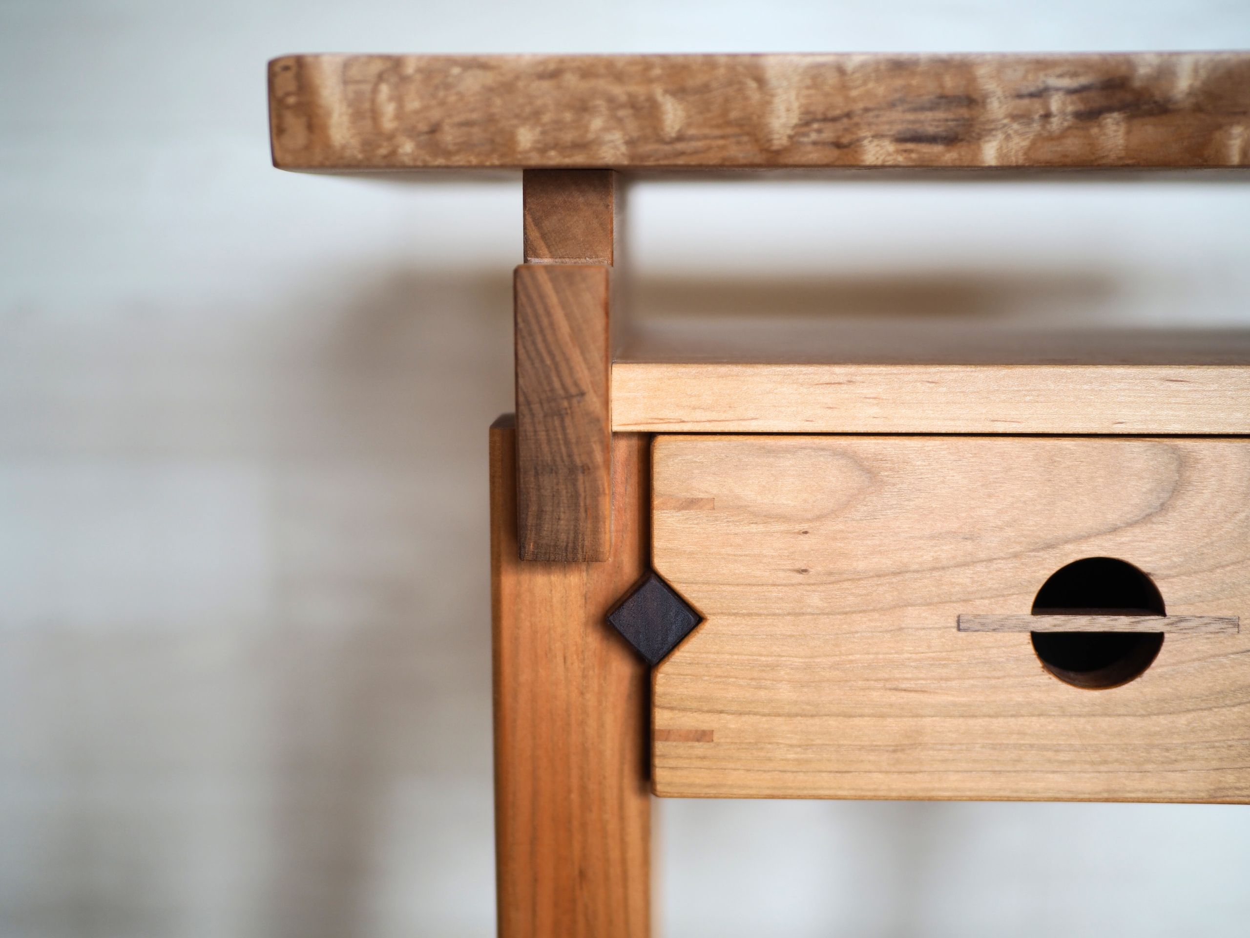 木工と革の作品を並べたメインビジュアル